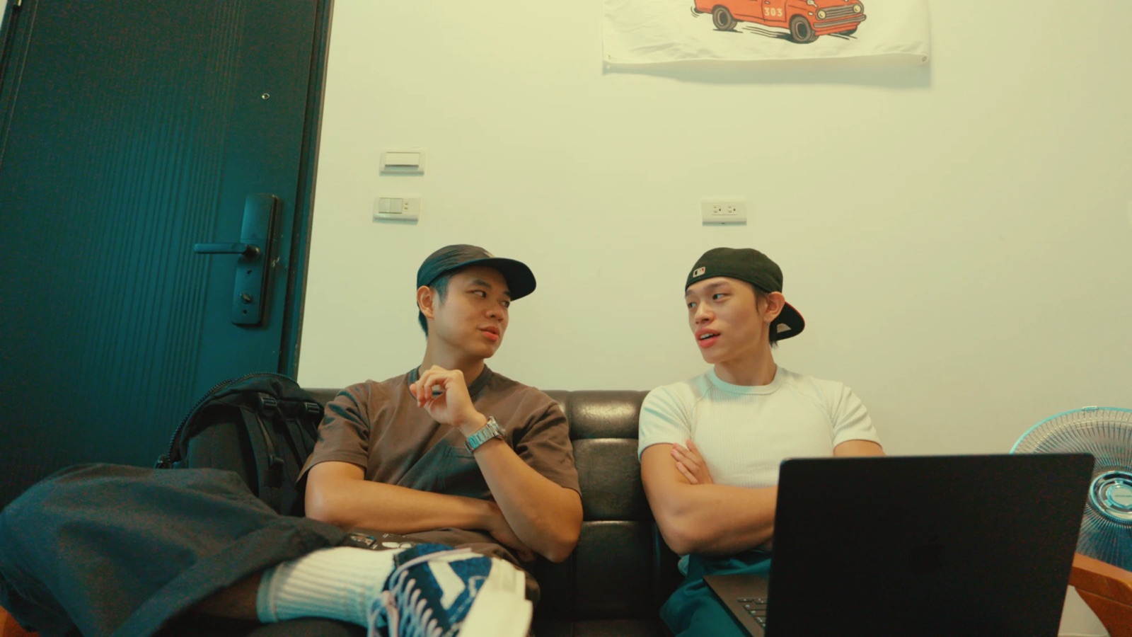駿與 Cody 並肩坐在沙發上聊天